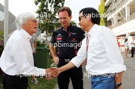 (L to R): Bernie Ecclestone (GBR) CEO Formula One Group (FOM) with Christian Horner (GBR) Red Bull Racing Team Principal and Chalerm Yoovidhya (THA) Red Bull Racing Co-Owner. 22.09.2012. Formula 1 World Championship, Rd 14, Singapore Grand Prix, Singapore, Singapore, Qualifying Day