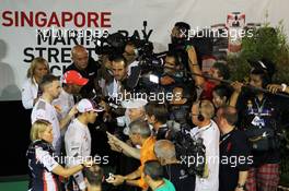 Pastor Maldonado (VEN) Williams and Lewis Hamilton (GBR) McLaren with the media. 22.09.2012. Formula 1 World Championship, Rd 14, Singapore Grand Prix, Singapore, Singapore, Qualifying Day