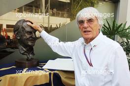 Bernie Ecclestone (GBR) CEO Formula One Group (FOM) pays his respects to the late Sid Watkins (GBR) Former FIA Safety Delegate. 22.09.2012. Formula 1 World Championship, Rd 14, Singapore Grand Prix, Singapore, Singapore, Qualifying Day