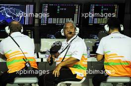 Dr. Vijay Mallya (IND) Sahara Force India F1 Team Owner on the pit gantry. 22.09.2012. Formula 1 World Championship, Rd 14, Singapore Grand Prix, Singapore, Singapore, Qualifying Day