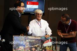 Singapore GP announces a five year extension to the current contract: Bernie Ecclestone (GBR) CEO Formula One Group (FOM) with Mr S Iswaran (SIN) Second Minister for Trade, Industry and Education (Left) and Ong Beng Seng (MAL) Owner Hotel Properties Ltd (Right) 22.09.2012. Formula 1 World Championship, Rd 14, Singapore Grand Prix, Singapore, Singapore, Qualifying Day