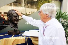 Bernie Ecclestone (GBR) CEO Formula One Group (FOM) pays his respects to the late Sid Watkins (GBR) Former FIA Safety Delegate. 22.09.2012. Formula 1 World Championship, Rd 14, Singapore Grand Prix, Singapore, Singapore, Qualifying Day