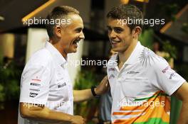 (L to R): Martin Whitmarsh (GBR) McLaren Chief Executive Officer with Paul di Resta (GBR) Sahara Force India F1. 22.09.2012. Formula 1 World Championship, Rd 14, Singapore Grand Prix, Singapore, Singapore, Qualifying Day