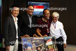 Singapore GP announces a five year extension to the current contract: Bernie Ecclestone (GBR) CEO Formula One Group (FOM) with Mr S Iswaran (SIN) Second Minister for Trade, Industry and Education (Second Left) and Ong Beng Seng (MAL) Owner Hotel Properties Ltd (Second Right). 22.09.2012. Formula 1 World Championship, Rd 14, Singapore Grand Prix, Singapore, Singapore, Qualifying Day