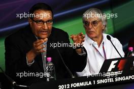 Singapore GP announces a five year extension to the current contract: Bernie Ecclestone (GBR) CEO Formula One Group (FOM) with Mr S Iswaran (SIN) Second Minister for Trade, Industry and Education (Left). 22.09.2012. Formula 1 World Championship, Rd 14, Singapore Grand Prix, Singapore, Singapore, Qualifying Day