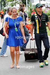 Heikki Kovalainen (FIN) Caterham with his girlfriend Catherine Hyde (GBR). 23.09.2012. Formula 1 World Championship, Rd 14, Singapore Grand Prix, Singapore, Singapore, Race Day