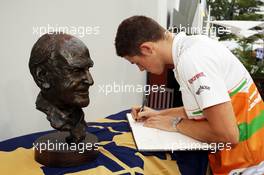 Paul di Resta (GBR) Sahara Force India F1 signs a book of condolences for the late Sid Watkins (GBR) Former-FIA Safety Delegate. 23.09.2012. Formula 1 World Championship, Rd 14, Singapore Grand Prix, Singapore, Singapore, Race Day