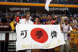 Japanese fans with a flag. 23.09.2012. Formula 1 World Championship, Rd 14, Singapore Grand Prix, Singapore, Singapore, Race Day