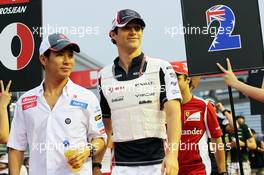 (L to R): Kamui Kobayashi (JPN) Sauber and Bruno Senna (BRA) Williams on the drivers parade. 23.09.2012. Formula 1 World Championship, Rd 14, Singapore Grand Prix, Singapore, Singapore, Race Day