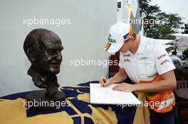 Nico Hulkenberg (GER) Sahara Force India F1 signs a book of condolences for the late Sid Watkins (GBR) Former-FIA Safety Delegate. 23.09.2012. Formula 1 World Championship, Rd 14, Singapore Grand Prix, Singapore, Singapore, Race Day