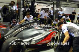 McLaren practice pit stops. 20.09.2012. Formula 1 World Championship, Rd 14, Singapore Grand Prix, Singapore, Singapore, Preparation Day