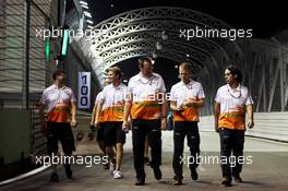 Nico Hulkenberg (GER) Sahara Force India F1 walks the circuit with the team. 20.09.2012. Formula 1 World Championship, Rd 14, Singapore Grand Prix, Singapore, Singapore, Preparation Day