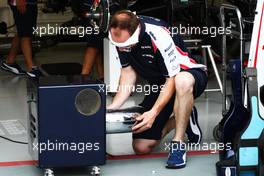 Williams mechanic. 20.09.2012. Formula 1 World Championship, Rd 14, Singapore Grand Prix, Singapore, Singapore, Preparation Day