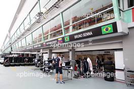 Williams pit garages. 20.09.2012. Formula 1 World Championship, Rd 14, Singapore Grand Prix, Singapore, Singapore, Preparation Day