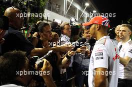 Lewis Hamilton (GBR) McLaren with the media. 20.09.2012. Formula 1 World Championship, Rd 14, Singapore Grand Prix, Singapore, Singapore, Preparation Day