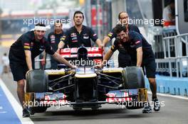 Scuderia Toro Rosso STR7 pushed down the pit lane. 20.09.2012. Formula 1 World Championship, Rd 14, Singapore Grand Prix, Singapore, Singapore, Preparation Day