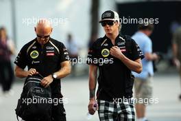 Kimi Raikkonen (FIN) Lotus F1 Team with Mark Arnall (GBR) Personal Trainer. 20.09.2012. Formula 1 World Championship, Rd 14, Singapore Grand Prix, Singapore, Singapore, Preparation Day