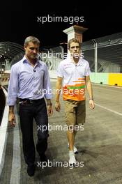 Paul di Resta (GBR) Sahara Force India F1 walks the circuit with David Coulthard (GBR) Red Bull Racing and Scuderia Toro Advisor / BBC Television Commentator. 20.09.2012. Formula 1 World Championship, Rd 14, Singapore Grand Prix, Singapore, Singapore, Preparation Day
