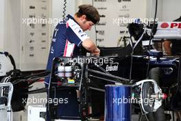 Williams FW34 worked on by a mechanic. 20.09.2012. Formula 1 World Championship, Rd 14, Singapore Grand Prix, Singapore, Singapore, Preparation Day