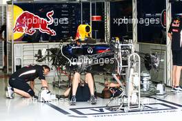 Red Bull Racing mechanics work on the Red Bull Racing RB8. 20.09.2012. Formula 1 World Championship, Rd 14, Singapore Grand Prix, Singapore, Singapore, Preparation Day