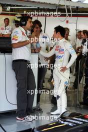 (L to R): Francesco Nenci (ITA) Sauber Race Engineer with Esteban Gutierrez (MEX) Sauber Third Driver and Kamui Kobayashi (JPN) Sauber. 02.11.2012. Formula 1 World Championship, Rd 18, Abu Dhabi Grand Prix, Yas Marina Circuit, Abu Dhabi, Practice Day.