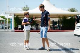 Sebastian Vettel (GER) Red Bull Racing with a fan. 02.11.2012. Formula 1 World Championship, Rd 18, Abu Dhabi Grand Prix, Yas Marina Circuit, Abu Dhabi, Practice Day.