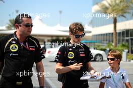 Romain Grosjean (FRA) Lotus F1 E20 and Eric Boullier (FRA) Lotus F1 Team Principal. 02.11.2012. Formula 1 World Championship, Rd 18, Abu Dhabi Grand Prix, Yas Marina Circuit, Abu Dhabi, Practice Day.