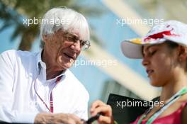 Bernie Ecclestone (GBR) CEO Formula One Group (FOM) signs autographs for the fans. 02.11.2012. Formula 1 World Championship, Rd 18, Abu Dhabi Grand Prix, Yas Marina Circuit, Abu Dhabi, Practice Day.