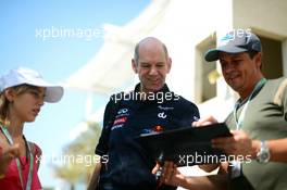 Adrian Newey (GBR) Red Bull Racing Chief Technical Officer signs autographs for the fans. 02.11.2012. Formula 1 World Championship, Rd 18, Abu Dhabi Grand Prix, Yas Marina Circuit, Abu Dhabi, Practice Day.