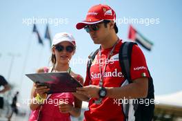 Felipe Massa (BRA) Ferrari signs autographs for the fans. 02.11.2012. Formula 1 World Championship, Rd 18, Abu Dhabi Grand Prix, Yas Marina Circuit, Abu Dhabi, Practice Day.
