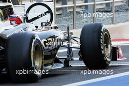 Kimi Raikkonen (FIN) Lotus F1 E20 leaves the pits. 02.11.2012. Formula 1 World Championship, Rd 18, Abu Dhabi Grand Prix, Yas Marina Circuit, Abu Dhabi, Practice Day.