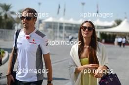 (L to R): Jenson Button (GBR) McLaren with girlfriend Jessica Michibata (JPN). 02.11.2012. Formula 1 World Championship, Rd 18, Abu Dhabi Grand Prix, Yas Marina Circuit, Abu Dhabi, Practice Day.