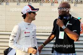Bruno Senna (BRA) Williams on the grid with Anderson Silva (BRA) MMA Fighter. 04.11.2012. Formula 1 World Championship, Rd 18, Abu Dhabi Grand Prix, Yas Marina Circuit, Abu Dhabi, Race Day.