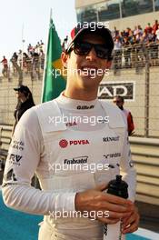Bruno Senna (BRA) Williams on the grid. 04.11.2012. Formula 1 World Championship, Rd 18, Abu Dhabi Grand Prix, Yas Marina Circuit, Abu Dhabi, Race Day.