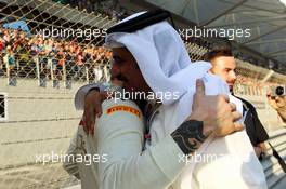 (L to R): Kimi Raikkonen (FIN) Lotus F1 Team with Mohammed Bin Sulayem (UAE) on the grid. 04.11.2012. Formula 1 World Championship, Rd 18, Abu Dhabi Grand Prix, Yas Marina Circuit, Abu Dhabi, Race Day.