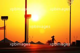 A photographer in the sunset. 04.11.2012. Formula 1 World Championship, Rd 18, Abu Dhabi Grand Prix, Yas Marina Circuit, Abu Dhabi, Race Day.