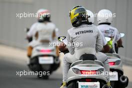 Nico Rosberg (GER), Mercedes GP and Narain Karthikeyan (IND), HRT Formula One Team  04.11.2012. Formula 1 World Championship, Rd 18, Abu Dhabi Grand Prix, Abu Dhabi, UAE, Race Day