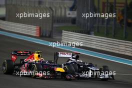 Mark Webber (AUS), Red Bull Racing and Pastor Maldonado (VEN), Williams F1 Team  04.11.2012. Formula 1 World Championship, Rd 18, Abu Dhabi Grand Prix, Abu Dhabi, UAE, Race Day