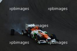 Paul di Resta (GBR) Sahara Force India VJM05 loses his tyre on the opening lap. 04.11.2012. Formula 1 World Championship, Rd 18, Abu Dhabi Grand Prix, Yas Marina Circuit, Abu Dhabi, Race Day.