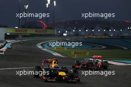 Mark Webber (AUS) Red Bull Racing RB8 leads Jenson Button (GBR) McLaren MP4/27. 04.11.2012. Formula 1 World Championship, Rd 18, Abu Dhabi Grand Prix, Yas Marina Circuit, Abu Dhabi, Race Day.