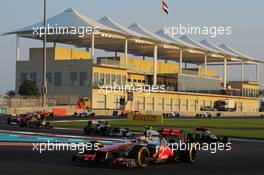 Lewis Hamilton (GBR) McLaren MP4/27 leads at the start of the race. 04.11.2012. Formula 1 World Championship, Rd 18, Abu Dhabi Grand Prix, Yas Marina Circuit, Abu Dhabi, Race Day.