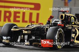 Race winner Kimi Raikkonen (FIN) Lotus F1 E20 celebrates at the end of the race. 04.11.2012. Formula 1 World Championship, Rd 18, Abu Dhabi Grand Prix, Yas Marina Circuit, Abu Dhabi, Race Day.