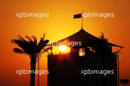 Sun sets at the circuit. 04.11.2012. Formula 1 World Championship, Rd 18, Abu Dhabi Grand Prix, Yas Marina Circuit, Abu Dhabi, Race Day.