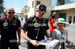 Kimi Raikkonen (FIN) Lotus F1 Team signs autographs for the fans. 03.11.2012. Formula 1 World Championship, Rd 18, Abu Dhabi Grand Prix, Yas Marina Circuit, Abu Dhabi, Qualifying Day.