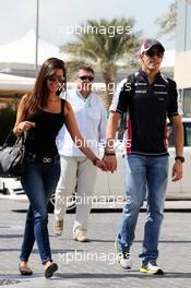 Pastor Maldonado (VEN) Williams with girlfriend Gabriella Tarkany. 03.11.2012. Formula 1 World Championship, Rd 18, Abu Dhabi Grand Prix, Yas Marina Circuit, Abu Dhabi, Qualifying Day.