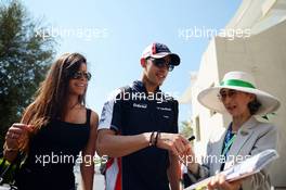 Pastor Maldonado (VEN) Williams and Gabriella Tarkany sign autographs for the fans. 03.11.2012. Formula 1 World Championship, Rd 18, Abu Dhabi Grand Prix, Yas Marina Circuit, Abu Dhabi, Qualifying Day.