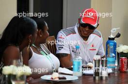 Lewis Hamilton (GBR) McLaren MP4/27 with his cousins. 04.11.2012. Formula 1 World Championship, Rd 18, Abu Dhabi Grand Prix, Yas Marina Circuit, Abu Dhabi, Race Day.