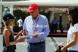 Niki Lauda (AUT) signs autographs for the fans. 04.11.2012. Formula 1 World Championship, Rd 18, Abu Dhabi Grand Prix, Yas Marina Circuit, Abu Dhabi, Race Day.