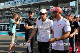 Lewis Hamilton (GBR) McLaren and Pedro De La Rosa (ESP) HRT Formula 1 Team on the drivers parade. 04.11.2012. Formula 1 World Championship, Rd 18, Abu Dhabi Grand Prix, Yas Marina Circuit, Abu Dhabi, Race Day.