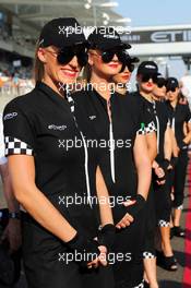 Etihad grid girls on the drivers parade. 04.11.2012. Formula 1 World Championship, Rd 18, Abu Dhabi Grand Prix, Yas Marina Circuit, Abu Dhabi, Race Day.
